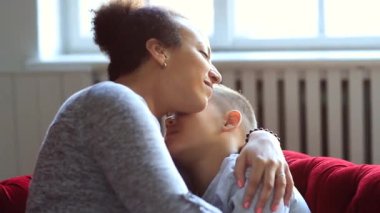 Evde oğlu olan sevgi dolu bir anne.