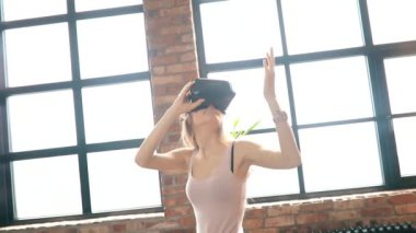 Teknoloji. VR kulaklıklı hoş bir kadın.