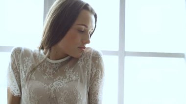 Moda. Güzel kadın zarif beyaz elbisenin içinde poz