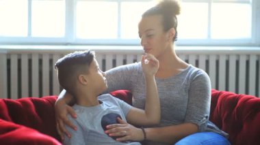 Evde oğlu olan sevgi dolu bir anne.