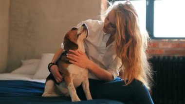 Köpeği evde olan genç bir kadın.