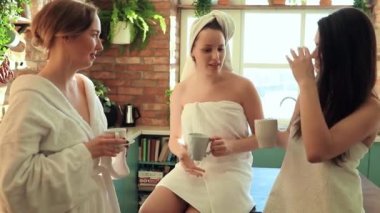 Üç bayan arkadaş kaplıcadan sonra kahve içiyor.