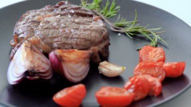 Baharatlı ızgara biftek.