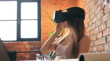 Teknoloji. VR kulaklıklı hoş bir kadın.