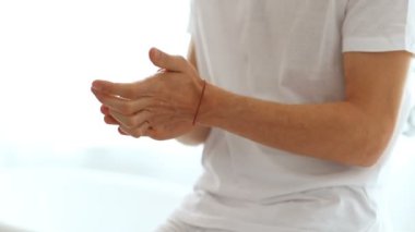 Adam el losyonu kullanıyor.