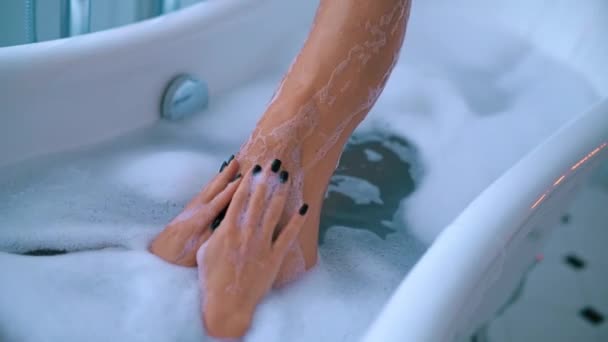 Sexy Młoda Kobieta Relaks Luksusowej Kąpieli Pianką — Wideo stockowe