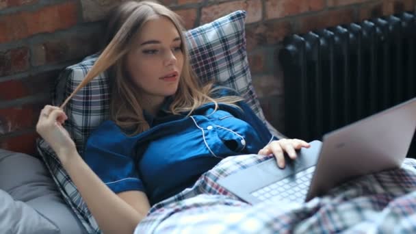 Menina Encantadora Usando Computador Portátil Casa — Vídeo de Stock