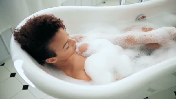 Bella Donna Afroamericana Rilassante Bagno Con Schiuma — Video Stock