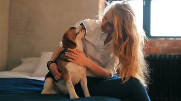 Giovane Donna Con Suo Cane Casa — Video Stock