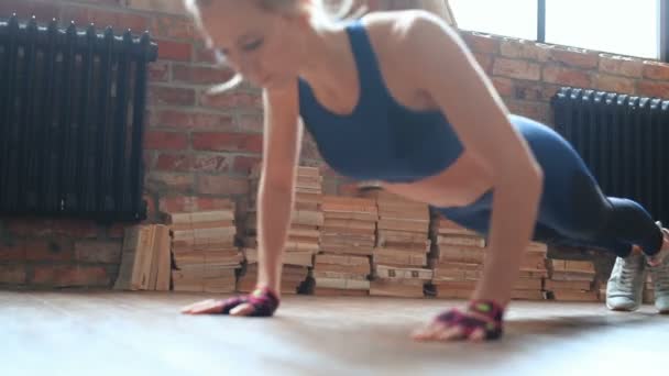 Edzés Otthon Sport Életmód Nőnek Fitnesz Edzése Van Otthon — Stock videók