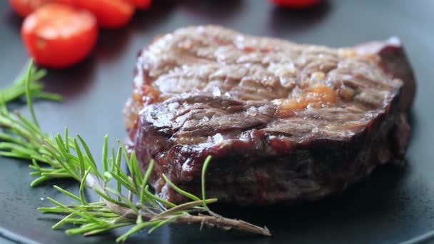 Deliziosa Bistecca Alla Griglia Sul Piatto Primo Piano — Video Stock