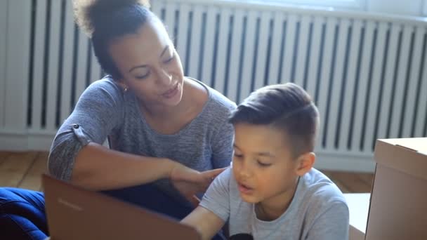 Mencintai Ibu Dengan Anak Rumah Menggunakan Komputer Laptop — Stok Video