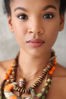 Güzellik. Kolyesi olan güzel bir kadın.