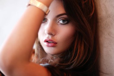 Güzel yüzlü muhteşem bir kadın.