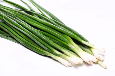 Beyaz arkaplanda yeşil soğan yaprakları