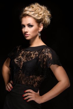 Bilinmeyen sırları olan tatlı ve çekici bir kadın.