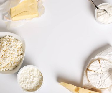 Yiyecekler. Masada lezzetli süt ürünleri var.