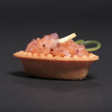 Yiyecekler. Siyah arka planda nefis aperatifler