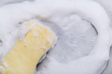 Köpüklü sarı sünger.