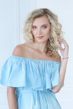 Mavi gözleri ve kıvırcık saç modeli ile güzel kız