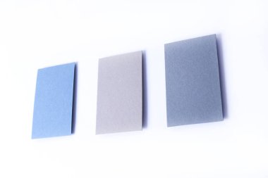 Beyaz arkaplanda kağıt kartları