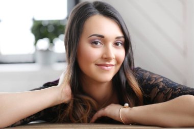 Kanepede tatlı bir kız.