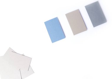 Beyaz arkaplanda kağıt kartları