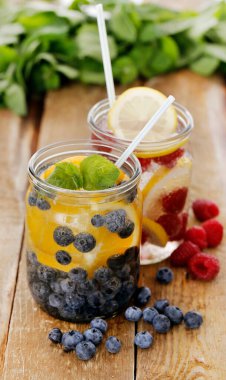 Tahta bir masada pipetle iki farklı soğuk içecek.