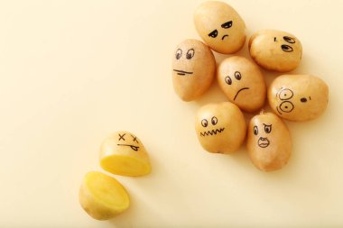 - Sanat. Sarı arka planda komik bir patates