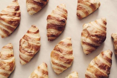 Masada lezzetli kruvasanlar var.