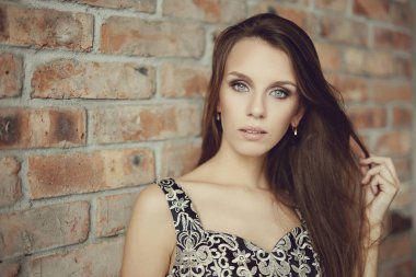 Duvarın arkasında güzel bir kadın