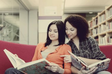 Eğitim, eğitim. Kütüphanedeki Kadınlar