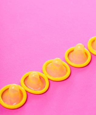 Masada sarı prezervatifler var.