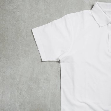 Masadaki beyaz gömlek.