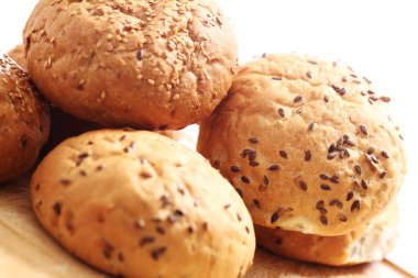 Farklı tohumlarla taze çörekleri kapatıyoruz.