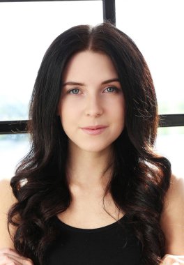 Güzel esmer kadın evde poz