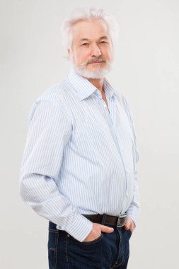 Beyaz arka plan üzerinde izole sakallı yakışıklı yaşlı adam