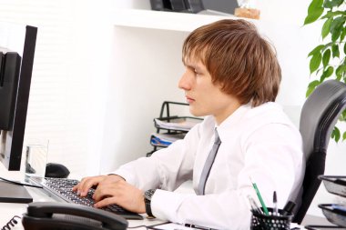 genç işadamı ofisinde düşünme 