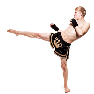 Beyaz baqckground 'a izole edilmiş şortlu genç yakışıklı dövüşçü.