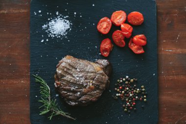 Yemek pişirme, et hazırlama. Masada biftek var.