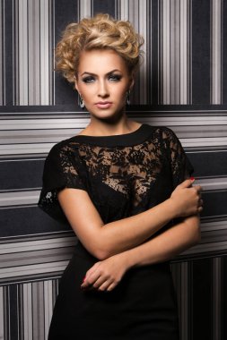 Bilinmeyen sırları olan tatlı ve çekici bir kadın.