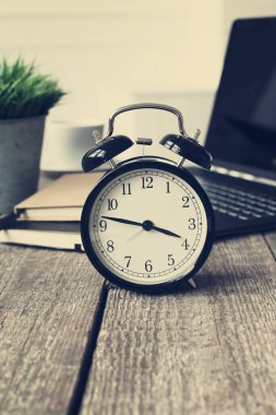 Kavram. Eski tarz alarm saati