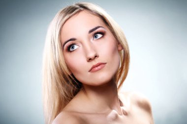 genç ve güzel sarışın portresi