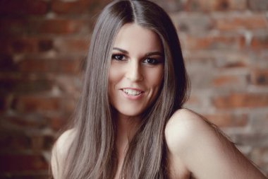 Tuğla duvardaki güzel kadın