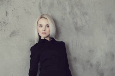 Beton arka planda güzel bir kadın