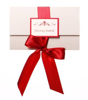 Beyaz üzerinde kırmızı yay olan hediye zarfları