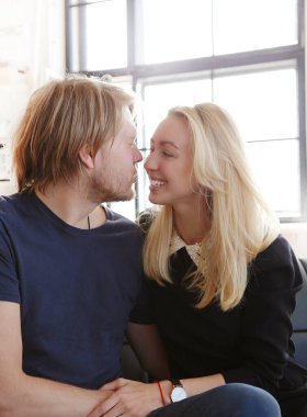 Aşk, ilişki. Evdeki güzel çift