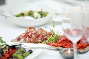 Farklı et ve sebze dilimleri.