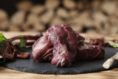 Yemek pişirme, hazırlık. Masada çiğ et var.