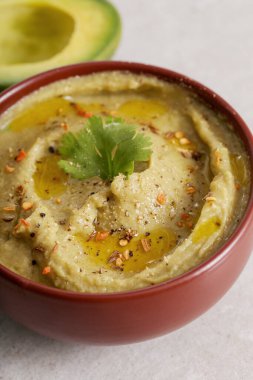 Yiyecekler. Humus avokadodan çıkmış.